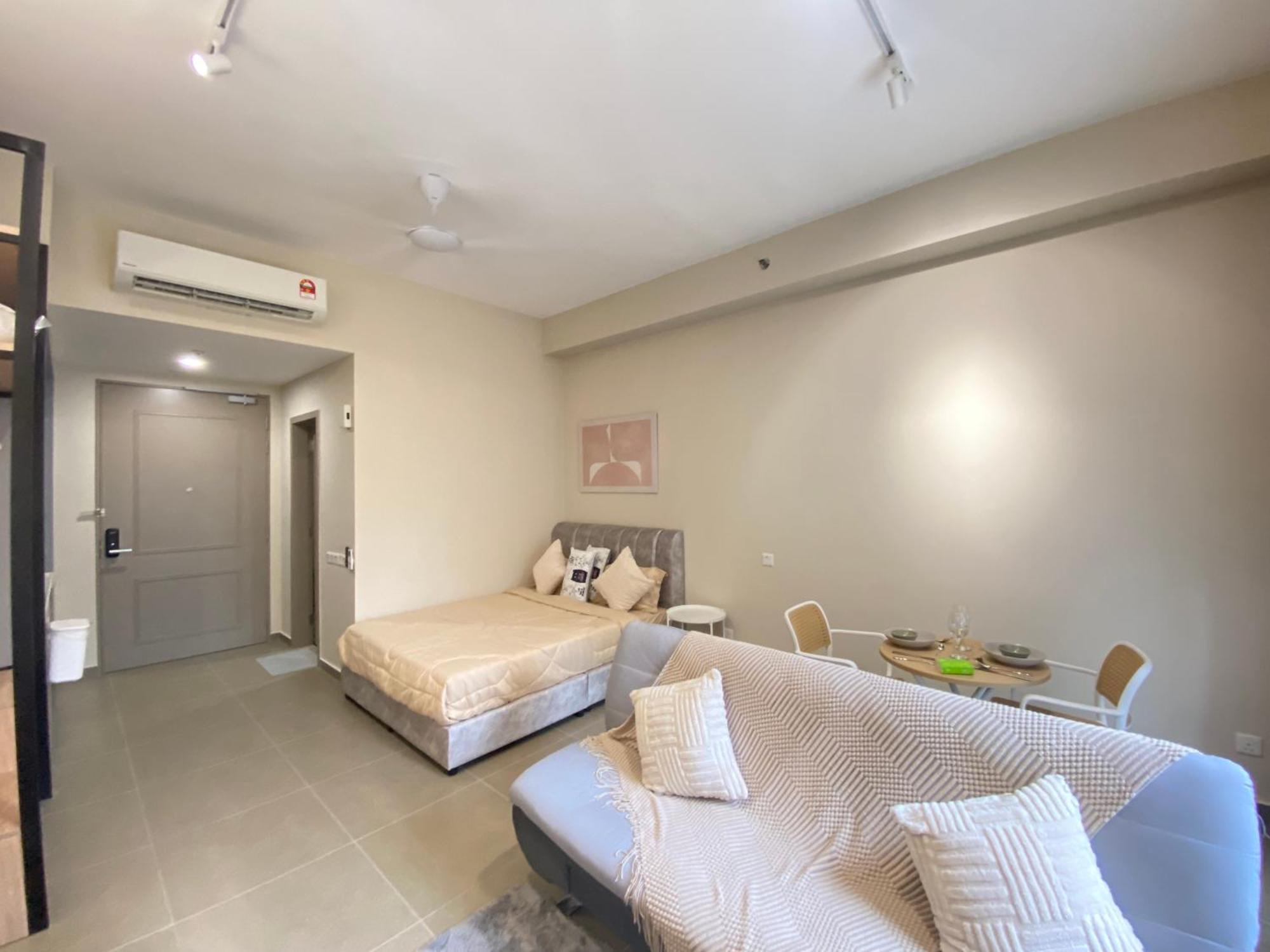 Apartment One Utama 3km Away Cozy